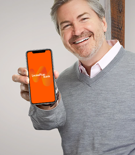 Man met Sparen App van LeasePlan Bank op smartphone